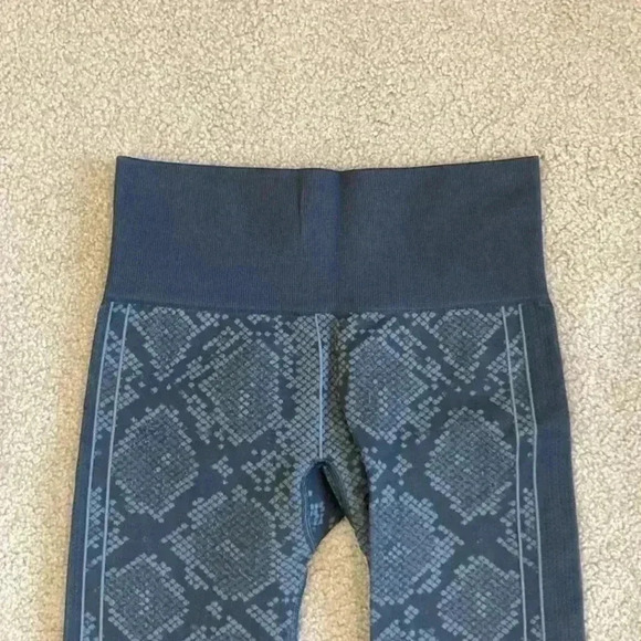 Lululemon Ebb to Street Pants Leggings in a Grey Snakeskin print - Picture 2 of 8
